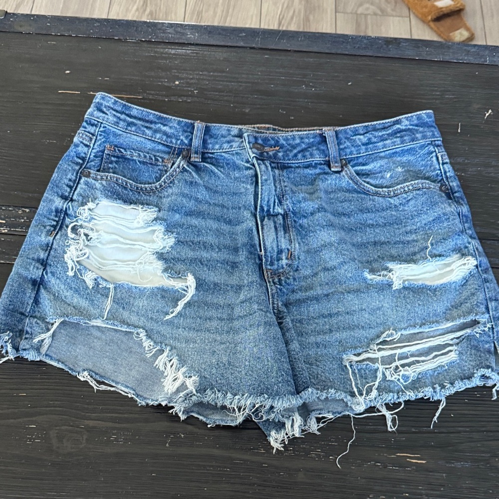 American Eagle Outfitters Blue Distressed Denim Strigid Mom Short